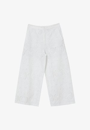 Weiße weit geschnittene Hosen aus strukturiertem Stoff, der über das Material hinweg mit komplexen Mustern und Ausschnittdesigns versehen ist.