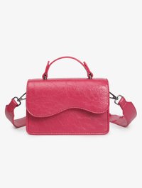 Rosa texturerad läderhandväska med ett handtag på toppen, klaffstängning och avtagbar axelrem framför en vit bakgrund.