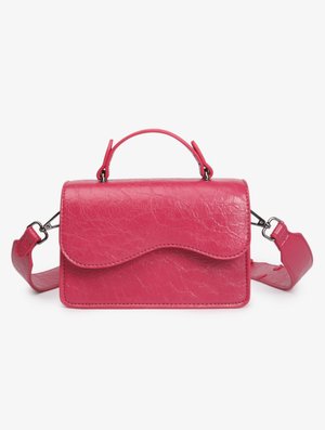 Rosa teksturert lærveske med et håndtak på toppen, klaffelukking og avtagbar skulderstropp mot en hvit bakgrunn.