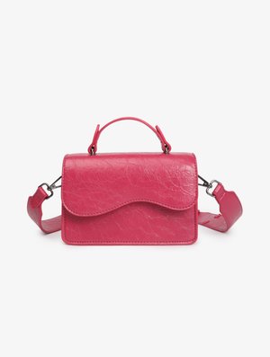 Růžová strukturovaná kožená kabelka s horním uchopem, zavíráním na klopu a odnímatelným ramenním popruhem na bílém pozadí.