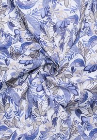 Blomstret stof med en blanding af blå, grå og hvide farver, med intrikate blad- og blomstermønstre på et let tekstil.