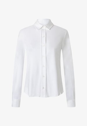 Hvid langærmet skjorte med knapper, spidst krave og manchetter, vist forfra mod en ensfarvet baggrund.