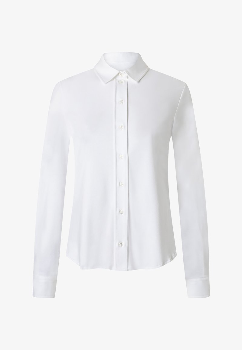 Biała długa koszula na guziki z ostrym kołnierzykiem i mankietami, widoczna z przodu na jednolitym tle.