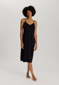 Vestido negro sin mangas con escote en V, de longitud hasta la rodilla, hecho de una tela suave. Presenta tirantes finos y un diseño de corte relajado.