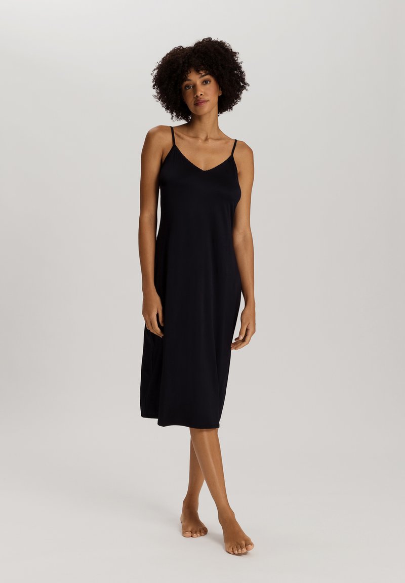 Vestido negro sin mangas con escote en V, de longitud hasta la rodilla, hecho de una tela suave. Presenta tirantes finos y un diseño de corte relajado.