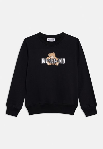 Czarna bluza z długim rękawem z prążkowanymi mankietami i dołem, z motywem misia trzymającego białe blokowe litery układające się w napis "MOSCHINO" na piersi.