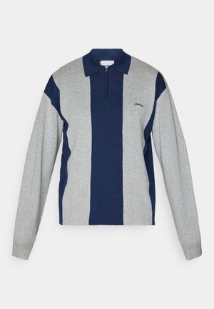 Polo a maniche lunghe, grigio con righe navy, texture a maglia, colletto a coste, apertura frontale con zip a metà, piccolo logo sul lato sinistro del petto, vestibilità rilassata.