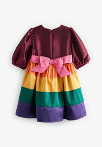 Satin-Kleid mit Puffärmeln, dunkelburgunderfarbener Oberteil und mehrfarbigem gestreiften Rock in Orange, Gelb, Grün und Lila. Rosa Schleife an der Taille.