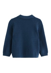 Granatowy sweter z fakturowanym wzorem w zygzak, z prążkowanym kołnierzem, mankietami i dolnym brzegiem. Posiada długie rękawy i klasyczny krój.