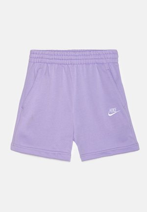 Liliowe spodenki Nike z elastycznym pasem, bocznymi kieszeniami i białym logiem Nike na przedniej prawej nodze.