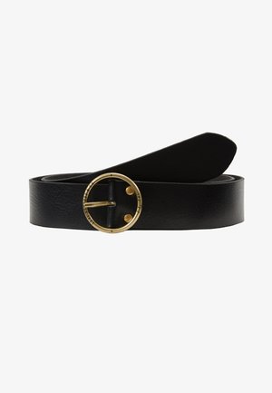 Cinto de couro preto com uma fivela redonda em tom dourado. O cinto apresenta uma superfície texturizada e pontas afinadas para um design elegante.