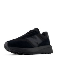 Sneakers sportivi neri con un mix di materiali scamosciati e in rete, superficie texturizzata, suola robusta e accenti grigi a contrasto.