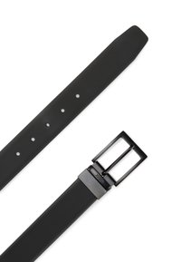 Zwarte leren riem met een gladde matte afwerking. Bevat vijf gaten voor aanpassing en een vierkante metalen gesp. Eenvoudig ontwerp, geen zichtbare patronen.