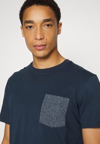 Selected Homme SLHNALE ONECK TEE - T-shirt estampada - navy blazer