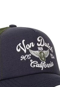 Casquette bleue avec un dos en maille, arborant le logo "Von Dutch" en blanc et vert, un graphique ailé et le texte "California". Tissu texturé avec visière courbée.