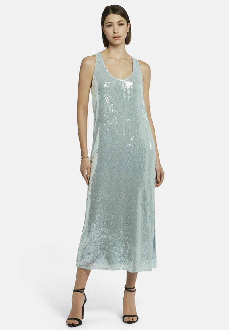 Lichtblauwe paillettenjurk met een ronde halslijn, mouwloos ontwerp en midi-lengte, met een gladde textuur en een getailleerde silhouet.