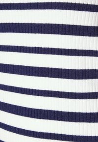 Tissu côtelé en bleu marine avec des rayures blanches. La texture est légèrement texturée avec des lignes horizontales de couleur uniformément espacées.