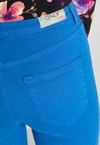 ONLY ONLBLUSH ANKRAW - Calças de ganga de corte skinny - strong blue