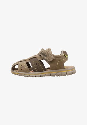 Sandalia infantil marrón y beige con puntera abierta, cierre de velcro, cuero perforado y suela flexible con detalles de costuras amarillas.