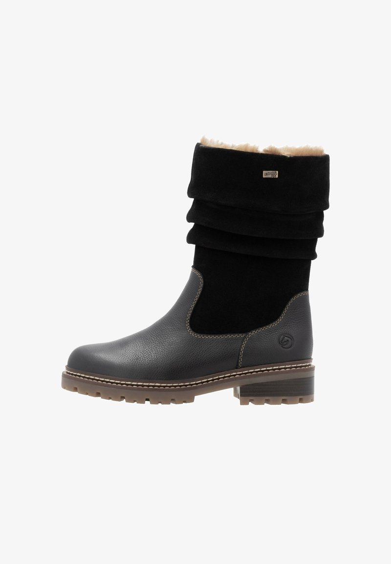 Czarne skórzane i zamszowe botki za kostkę z luźnym cholewką, lekko futrzanym wnętrzem oraz teksturowaną podeszwą, z niskim, stosunkowo szerokim obcasem i przeszywanymi detalami.