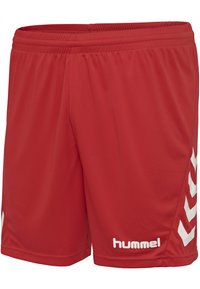 Røde sportsshorts lavet af letvægtsmateriale, med et ensfarvet design, elastisk talje og hvide logo- og chevron-detaljer på siderne.