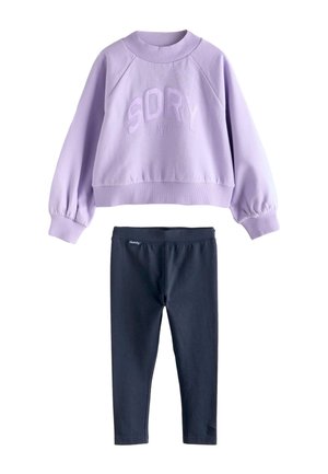Lilla langærmet sweatshirt med teksten "SDRY NYC" kombineret med sorte tætsiddende leggings, vist på hvid baggrund.