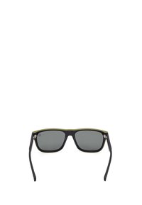 Okulary przeciwsłoneczne z prostokątną ramą, czarnym i zielonym wykończeniem, ciemnoszarymi soczewkami i cienkimi czarnymi zausznikami. Minimalne oznakowanie na górnej lewej soczewce.