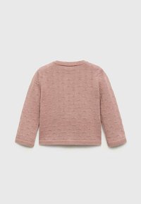 Pleteni roza pulover z dolgimi rokavi, okroglo izrezom in teksturiranim vzorcem majhnih dvignjenih pik na hrbtu.
