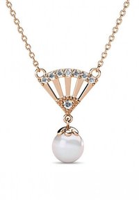Collana in oro rosa con un pendente a forma di ventaglio decorato con cristalli trasparenti e una goccia di perla bianca alla base.