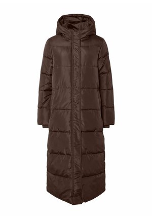 Piumino lungo marrone, con cappuccio, presenta un design trapuntato con cuciture orizzontali, lunghezza fino al polpaccio, e tasche laterali. Texture liscia e lucida.