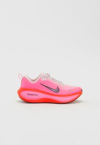 Nike Performance VOMERO PLUS - Laufschuh Straße - hyper pink/burgundy crush/bright crimson
