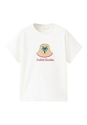 Maglietta bianca a maniche corte con cappello di paglia ricamato raffigurante una palma e testo rosso "Instant Vacation" sotto il cappello.