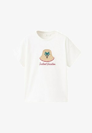 T-shirt blanc à manches courtes avec un chapeau de paille brodé, orné d'un palmier et du texte rouge "Instant Vacation" en dessous du chapeau.
