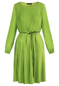 Vestido verde plisado con mangas largas, escote redondo y un cinturón negro atado en la cintura. Tejido suave con una textura lisa.