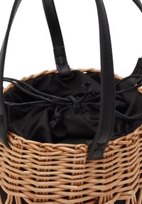 Borsa a cestino intrecciata con esterno in rattan naturale, fodera in tessuto nero, chiusura con coulisse e manici in pelle nera.