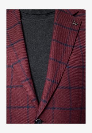 Burgundowy żakiet w kratę z teksturowanym splotem, z niebieskimi liniami, klapami i pojedynczym zapięciem na guzik na ciemnoszarym swetrze.