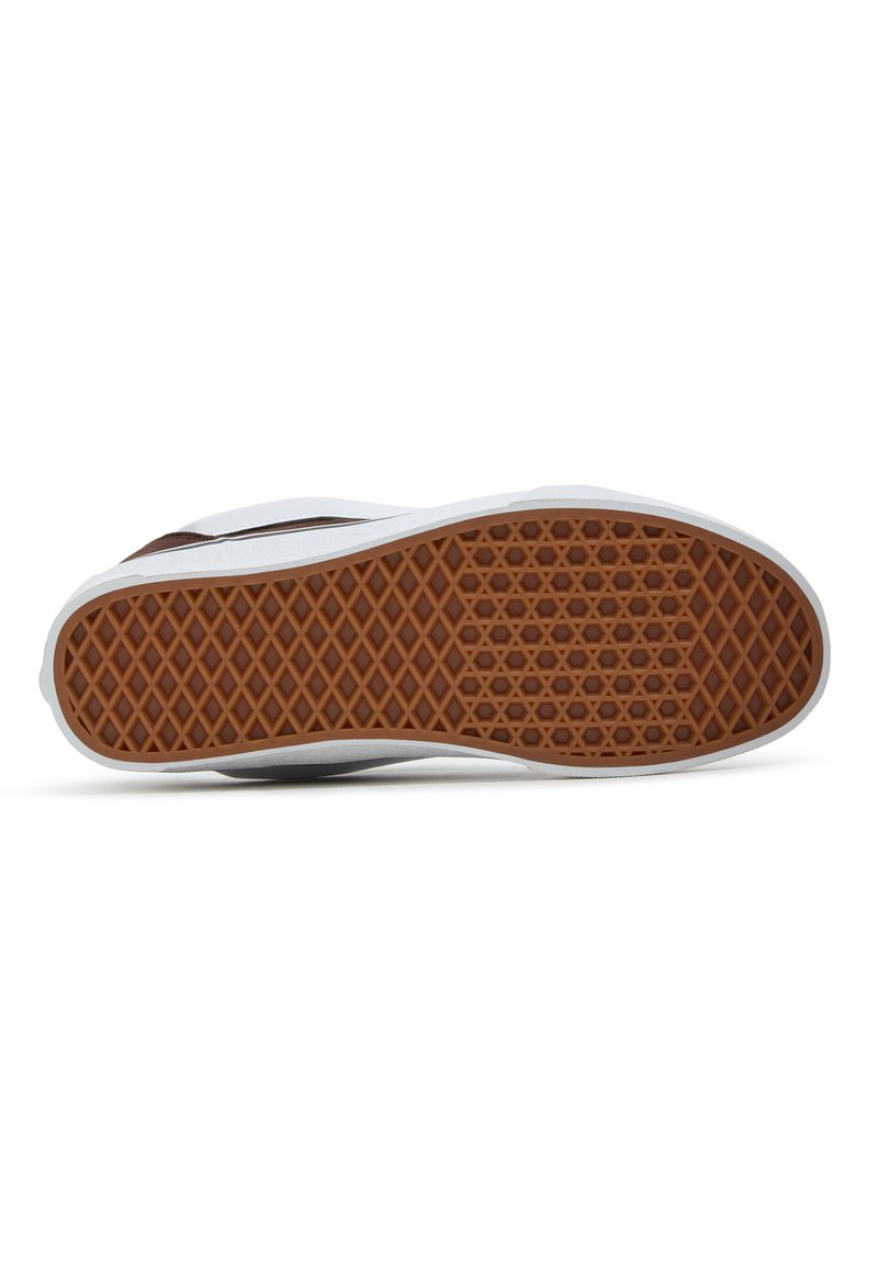 Semelle de chaussure avec un motif de grip en caoutchouc brun texturé, entourée d'une semelle intermédiaire blanche. Design classique à profil bas avec des bords arrondis.
