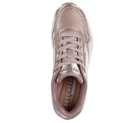Bottines Skechers rose clair avec une finition métallique, présentant une surface texturée, un bout rond et un design à lacets. Comprend une semelle intérieure en mousse à mémoire.