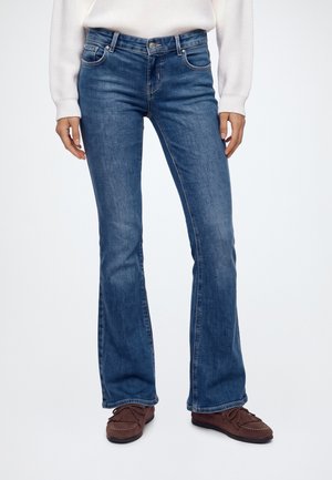 ONLY, ONLLOLA SUPER LOW WAIST FLARED - Дънки с широк крачол - light blue denim