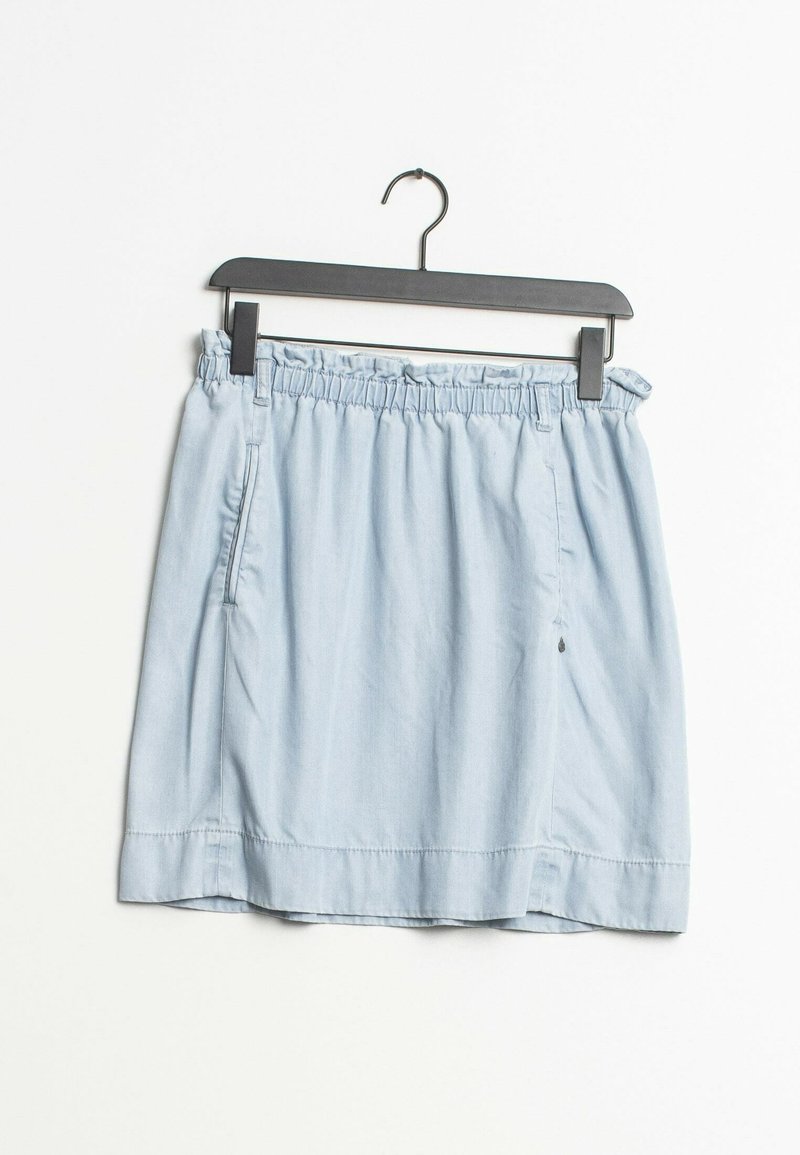 Vaaleansiniset, kevyet hameet, joissa on elastinen vyötärö, sivutaskut ja suora helma. Valmistettu pehmeästä kankaasta, roikkuu mustassa koukussa.