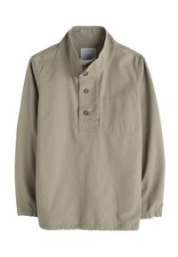 Camisa de manga larga beige de algodón con cuello mandarín, tapeta de botones, un bolsillo en el pecho y detalles de costura visibles.