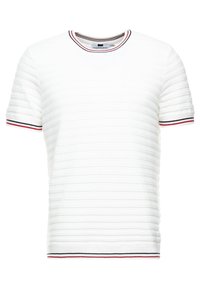 Vit kortärmad t-shirt med horisontell ribbad struktur, rund halsringning med marinblå och röda randiga detaljer på ärmar och krage.