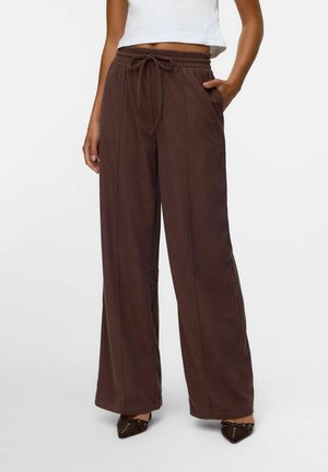 Pantalons larges marron en matière douce, dotés d'une taille élastique avec cordon de serrage, de poches latérales et de coutures décoratives.