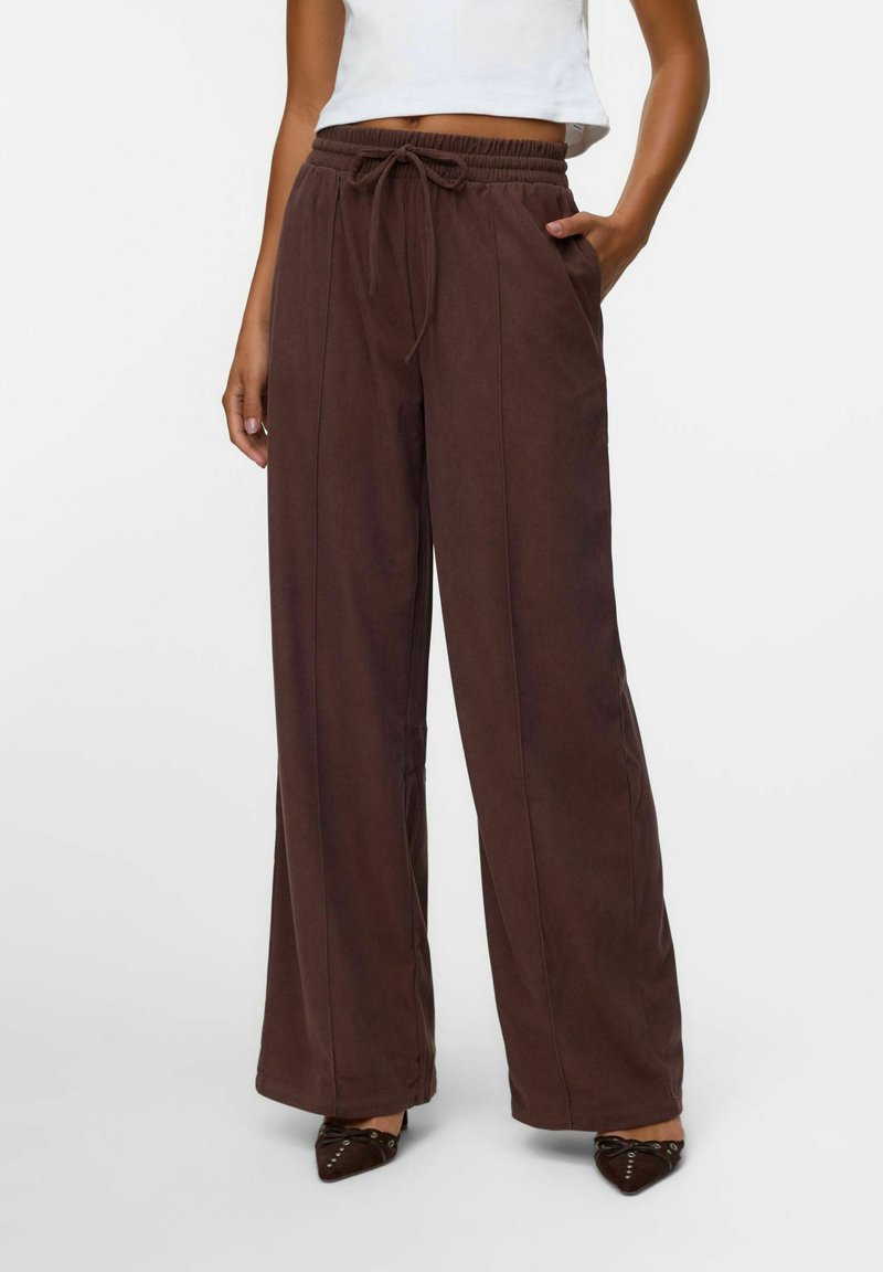 Pantalons larges marron en matière douce, dotés d'une taille élastique avec cordon de serrage, de poches latérales et de coutures décoratives.
