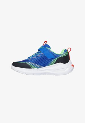 Zapatilla deportiva a rayas azul y verde con suela blanca, correa de velcro y tiras rojas en el talón y la lengüeta.