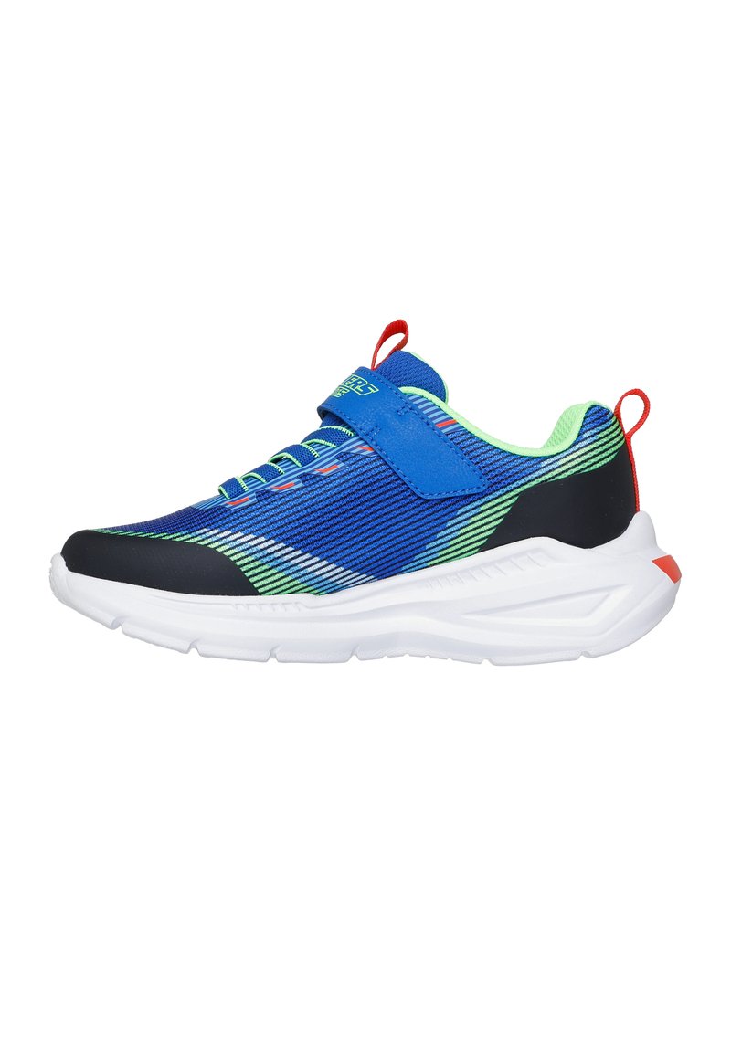 Baskets de sport bleu et vert à rayures avec semelle blanche, bande Velcro et tirants rouges sur le talon et la languette.