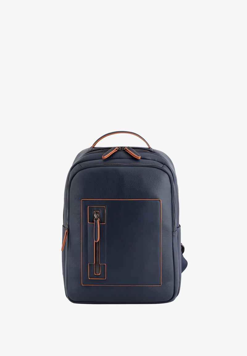 Námořnický kožený batoh s oranžovými akcenty, obdélníkový tvar, dvě zipové přihrádky, horní madlo a detail přední kapsy.