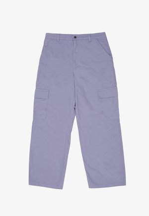 Pantaloni cargo di colore viola chiaro realizzati in tessuto morbido, dotati di due tasche laterali, due tasche cargo e una chiusura frontale con bottone.