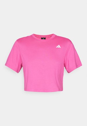 Rosa kortärmad t-shirt i mjuk bomull. Har korta ärmar och en liten vit logotyp på vänster bröst. Slät textur med en klassisk passform.