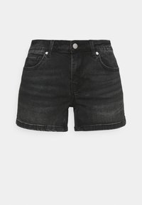 Shorts de denim negro con un corte clásico, cinco bolsillos y herrajes plateados. Textura desgastada y dobladillos enrollados para un look casual.